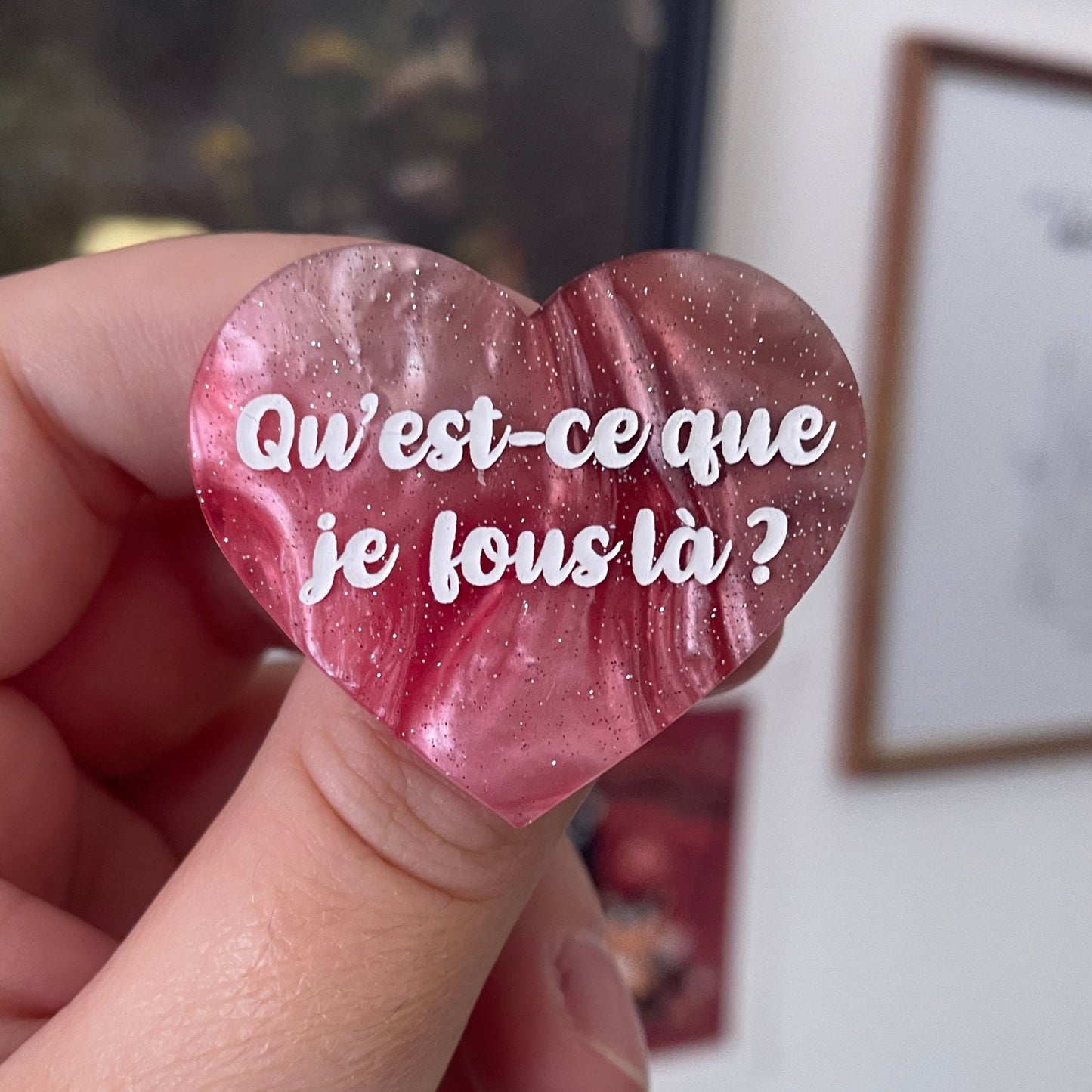 [CONTRÔLE TECHNIQUE] Broche "Qu'est-ce que je fous là ?" en acrylique marbrée blanche, rouge et marron
