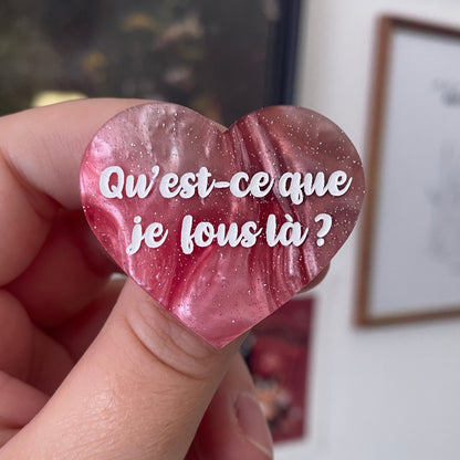 [CONTRÔLE TECHNIQUE] Broche "Qu'est-ce que je fous là ?" en acrylique marbrée blanche, rouge et marron