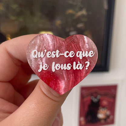 [CONTRÔLE TECHNIQUE] Broche "Qu'est-ce que je fous là ?" en acrylique marbrée blanche, rouge et marron