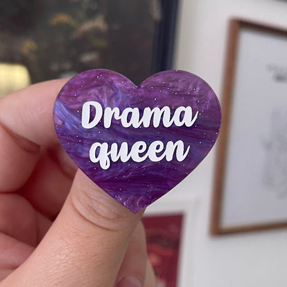 [CONTRÔLE TECHNIQUE] Broche "Drama queen" en acrylique marbrée violette à paillettes