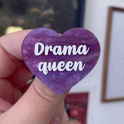 [CONTRÔLE TECHNIQUE] Broche "Drama queen" en acrylique marbrée violette à paillettes
