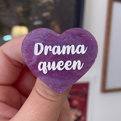 [CONTRÔLE TECHNIQUE] Broche "Drama queen" en acrylique marbrée violette à paillettes