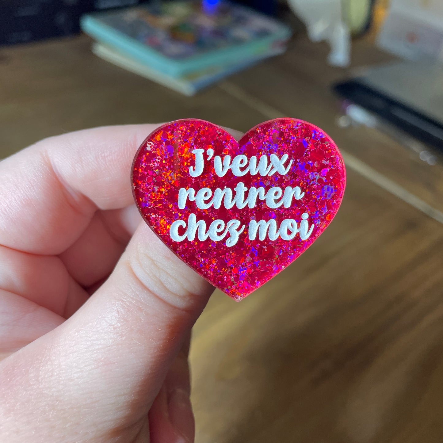 Broche "J'veux rentrer chez moi" en acrylique semi transparente à paillettes rouges