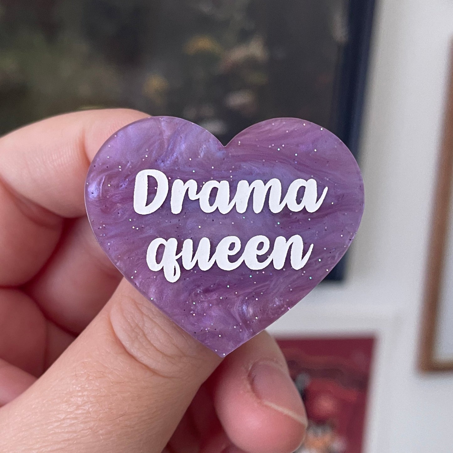 [CONTRÔLE TECHNIQUE] Broche "Drama queen" en acrylique marbrée violette à paillettes