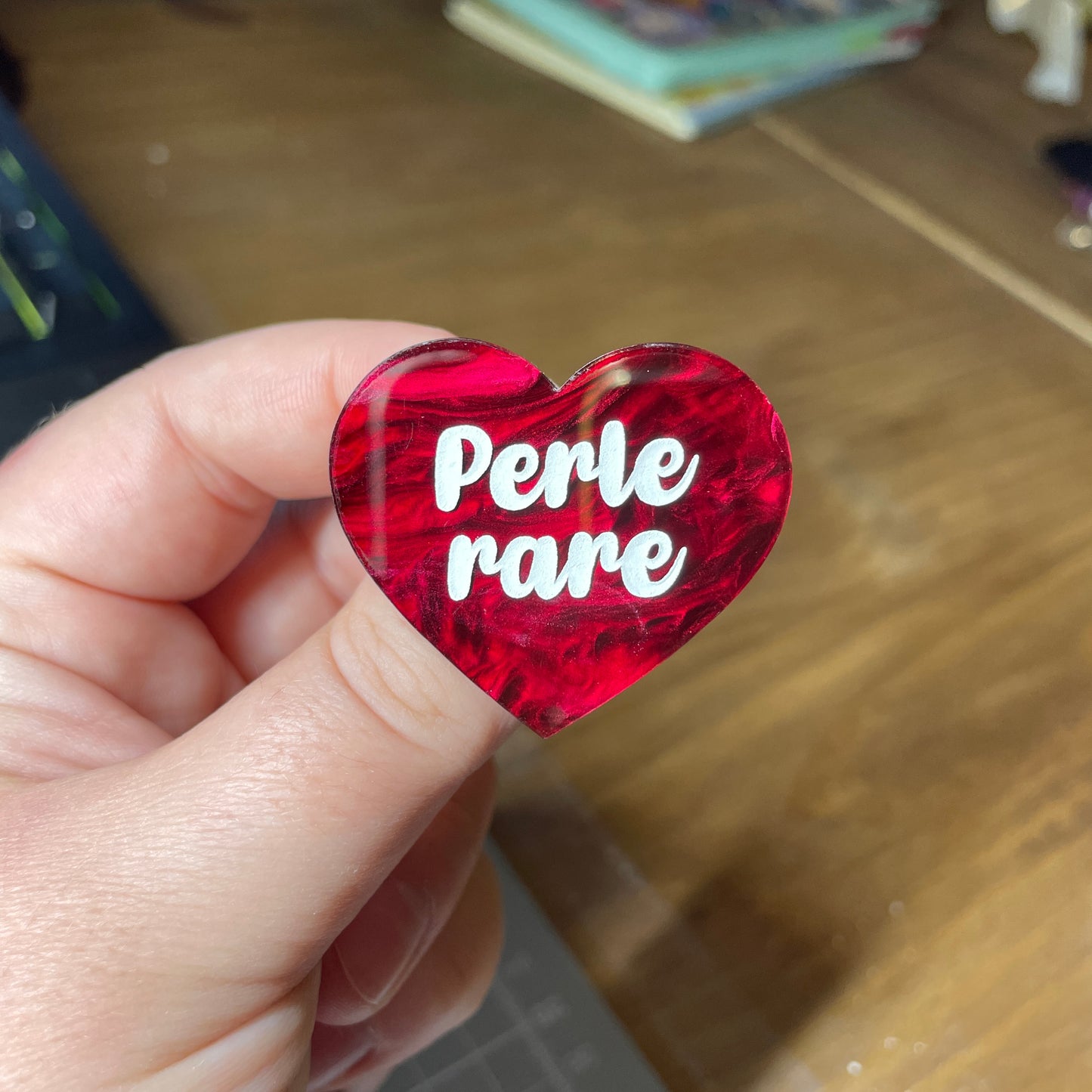 Broche "Perle rare" en acrylique marbrée bordeaux