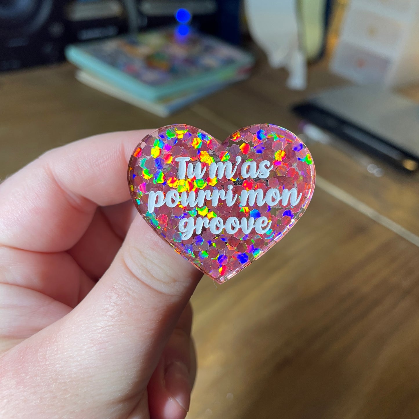 Broche "Tu m'as pourri mon groove" en acrylique semi transparente avec des confettis corail