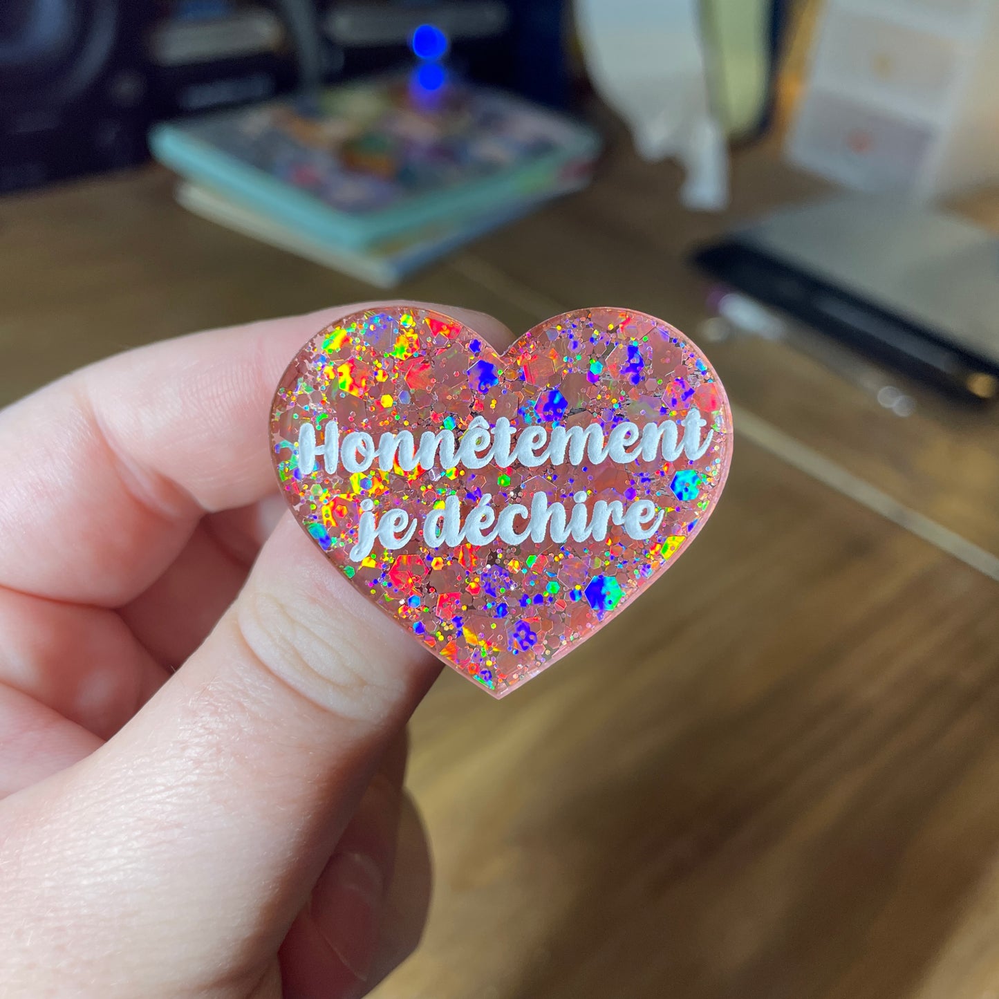 Broche "Honnêtement je déchire" en acrylique semi transparente avec des confettis corail