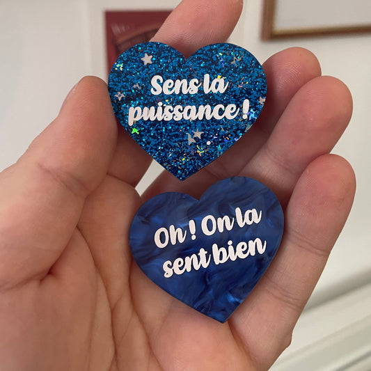 [CONTRÔLE TECHNIQUE] Duo de broches "Sens la puissance" + "Oh ! On la sent bien" en acryliques dans les tons bleus