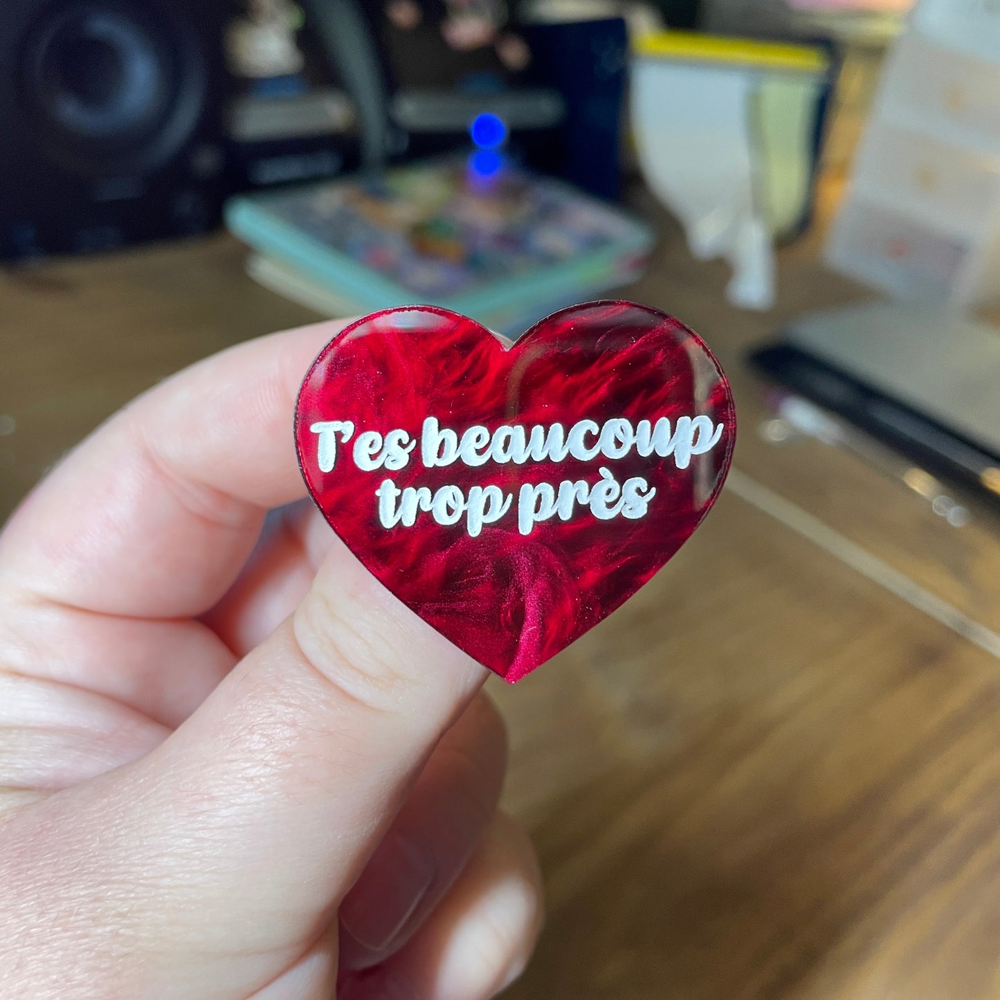 Broche "T'es beaucoup trop près" en acrylique marbrée bordeaux