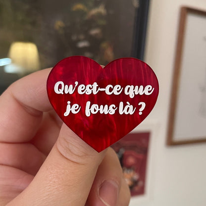 [CONTRÔLE TECHNIQUE] Broche "Qu'est-ce que je fous là ?" en acrylique marbrée rouge