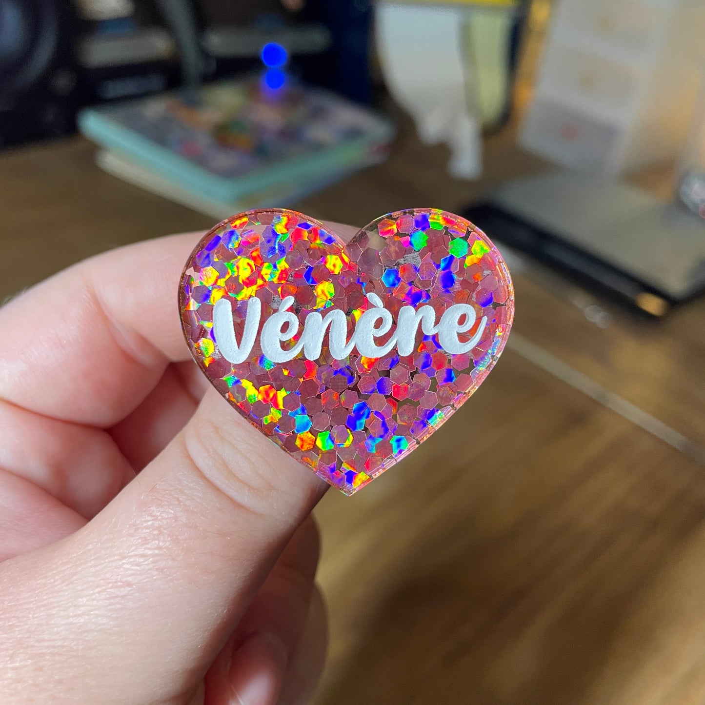 Broche "Vénère" en acrylique semi transparente avec des confettis corail