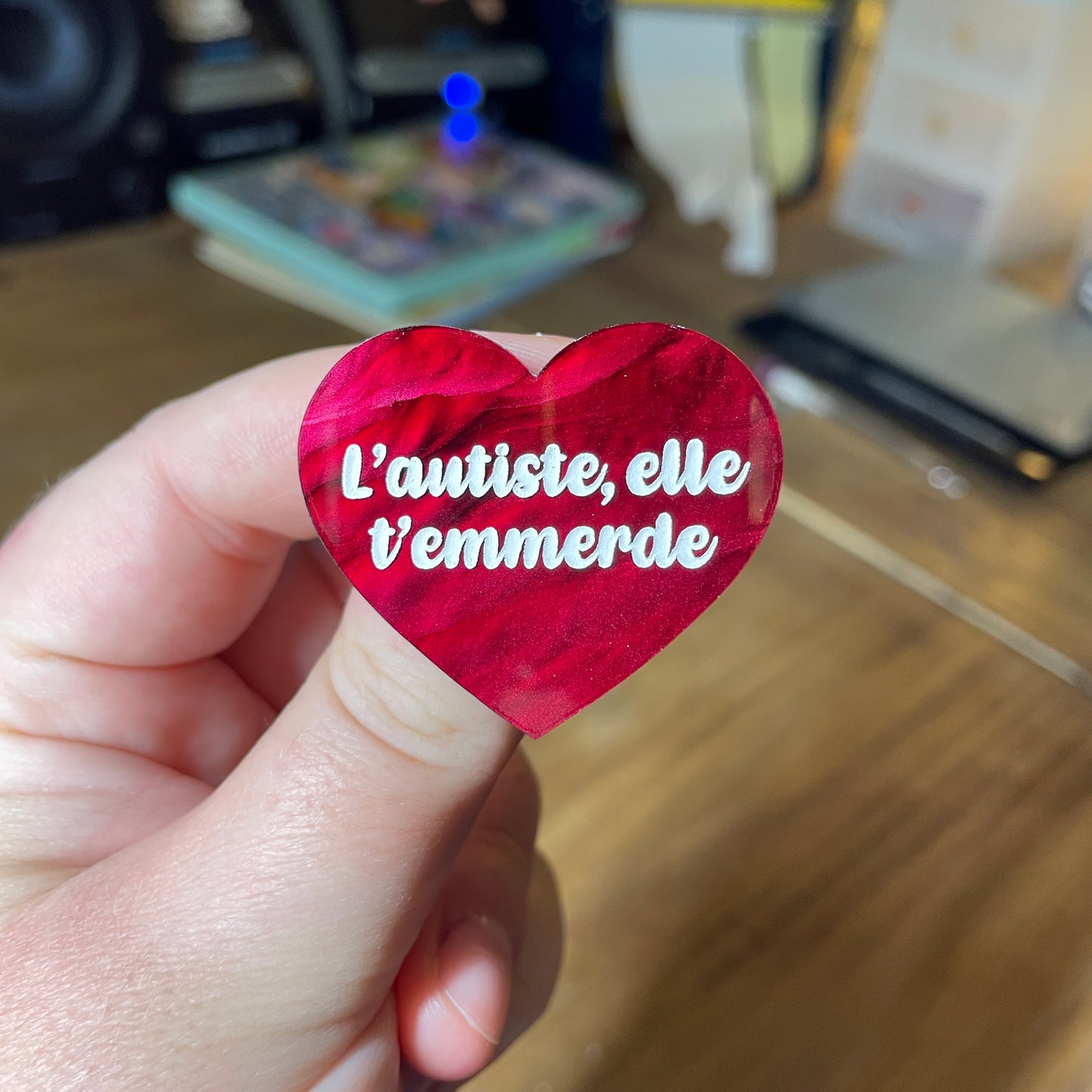 Broche "L'autiste, elle t'emmerde" en acrylique marbrée bordeaux