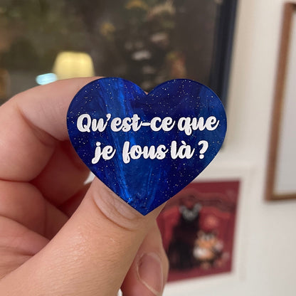 [CONTRÔLE TECHNIQUE] Broche "Qu'est-ce que je fous là ?" en acrylique marbrée bleue à paillettes