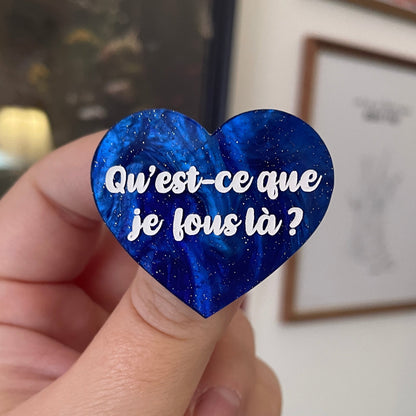[CONTRÔLE TECHNIQUE] Broche "Qu'est-ce que je fous là ?" en acrylique marbrée bleue à paillettes