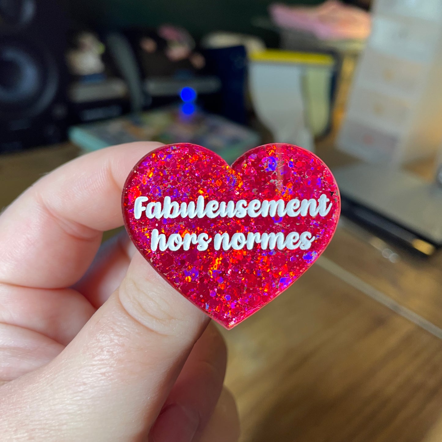 Broche "Fabuleusement hors normes" en acrylique semi transparente à paillettes rouges