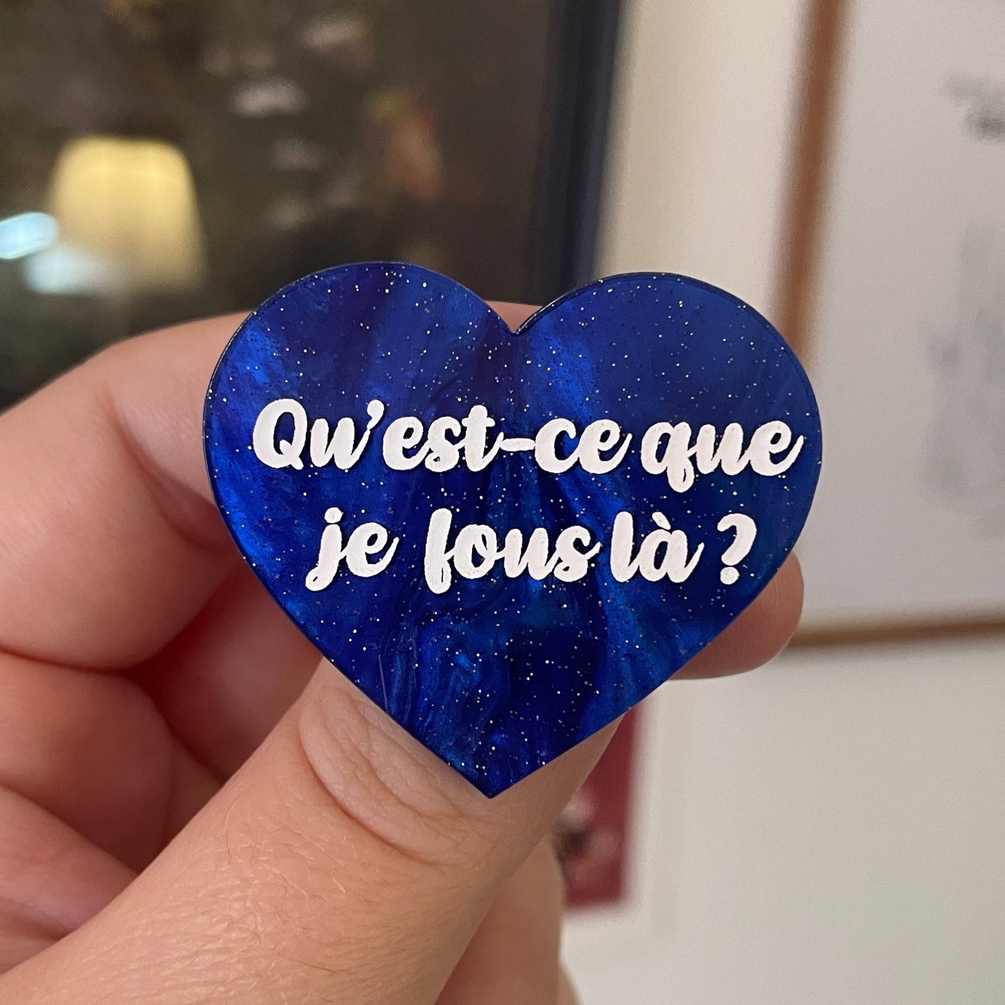 [CONTRÔLE TECHNIQUE] Broche "Qu'est-ce que je fous là ?" en acrylique marbrée bleue à paillettes
