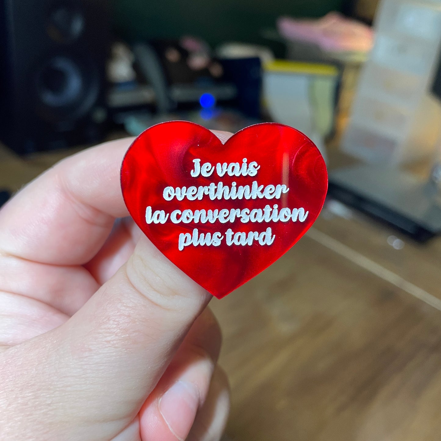 Broche "Je vais overthinker la conversation plus tard" en acrylique marbrée rouge