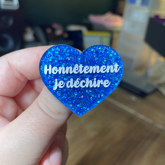 Broche "Honnêtement je déchire" en acrylique semi transparente à paillettes bleues