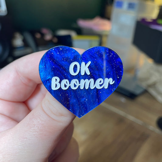 Broche "OK boomer" en acrylique marbrée bleue à paillettes