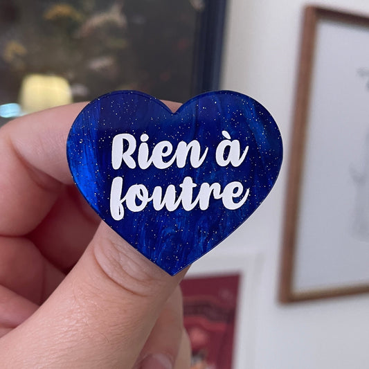 [CONTRÔLE TECHNIQUE] Broche "Rien à foutre" en acrylique marbrée bleue à paillettes
