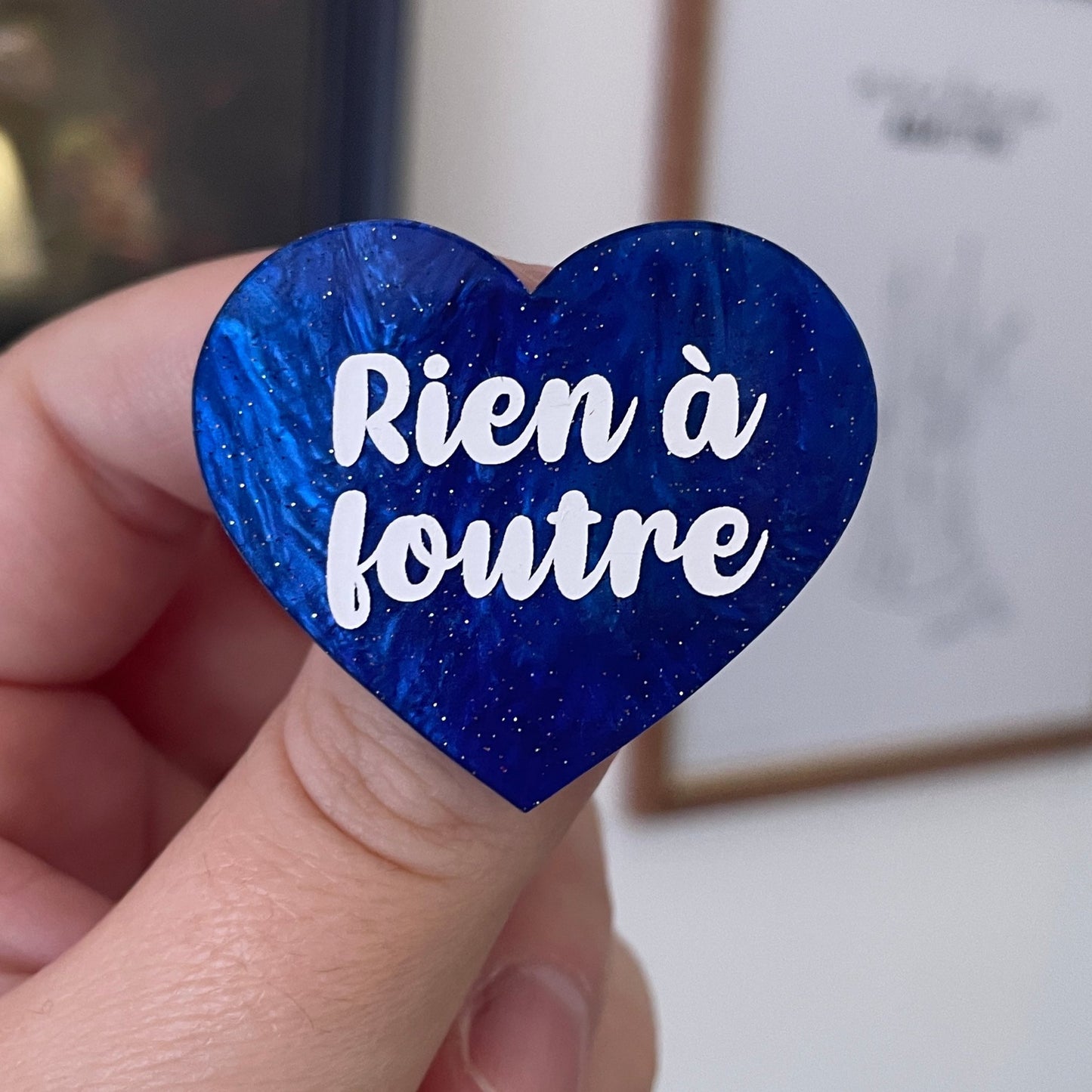[CONTRÔLE TECHNIQUE] Broche "Rien à foutre" en acrylique marbrée bleue à paillettes