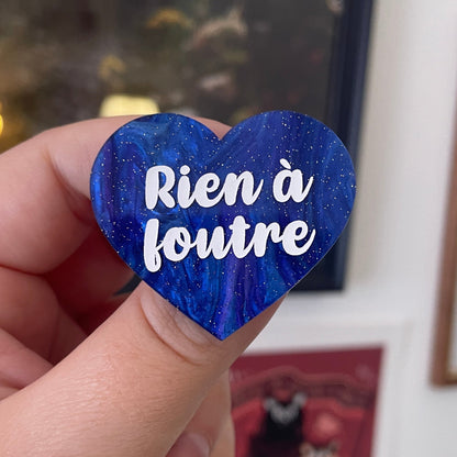 [CONTRÔLE TECHNIQUE] Broche "Rien à foutre" en acrylique marbrée bleue à paillettes