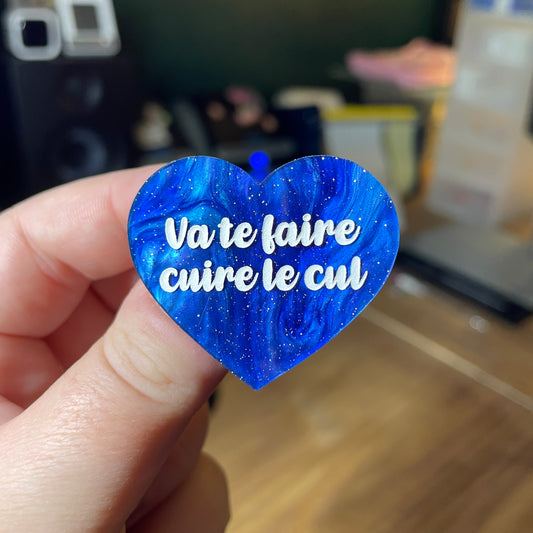 Broche "Va te faire cuire le cul" en acrylique marbrée bleue à paillettes