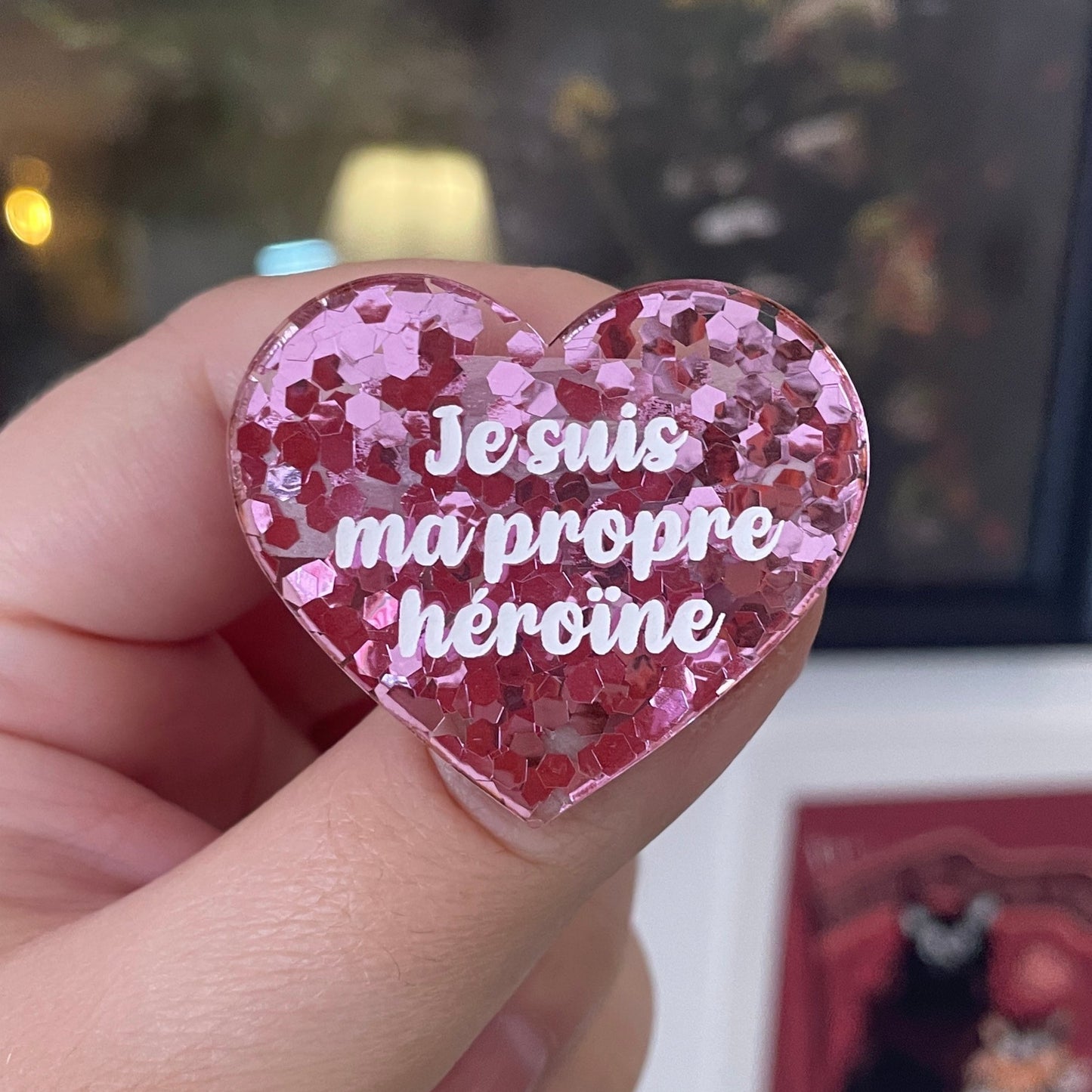 [CONTRÔLE TECHNIQUE] Broche "Je suis ma propre héroïne" en acrylique semi-transparente avec des confettis roses