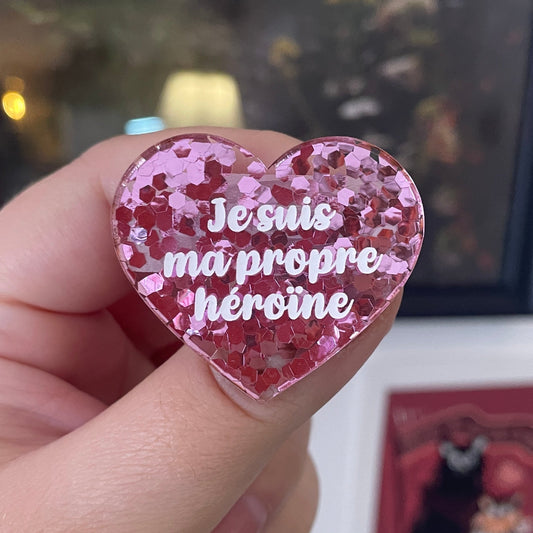 [CONTRÔLE TECHNIQUE] Broche "Je suis ma propre héroïne" en acrylique semi-transparente avec des confettis roses