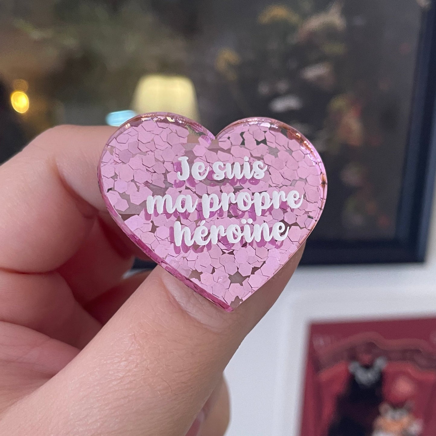[CONTRÔLE TECHNIQUE] Broche "Je suis ma propre héroïne" en acrylique semi-transparente avec des confettis roses