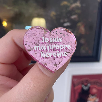 [CONTRÔLE TECHNIQUE] Broche "Je suis ma propre héroïne" en acrylique semi-transparente avec des confettis roses