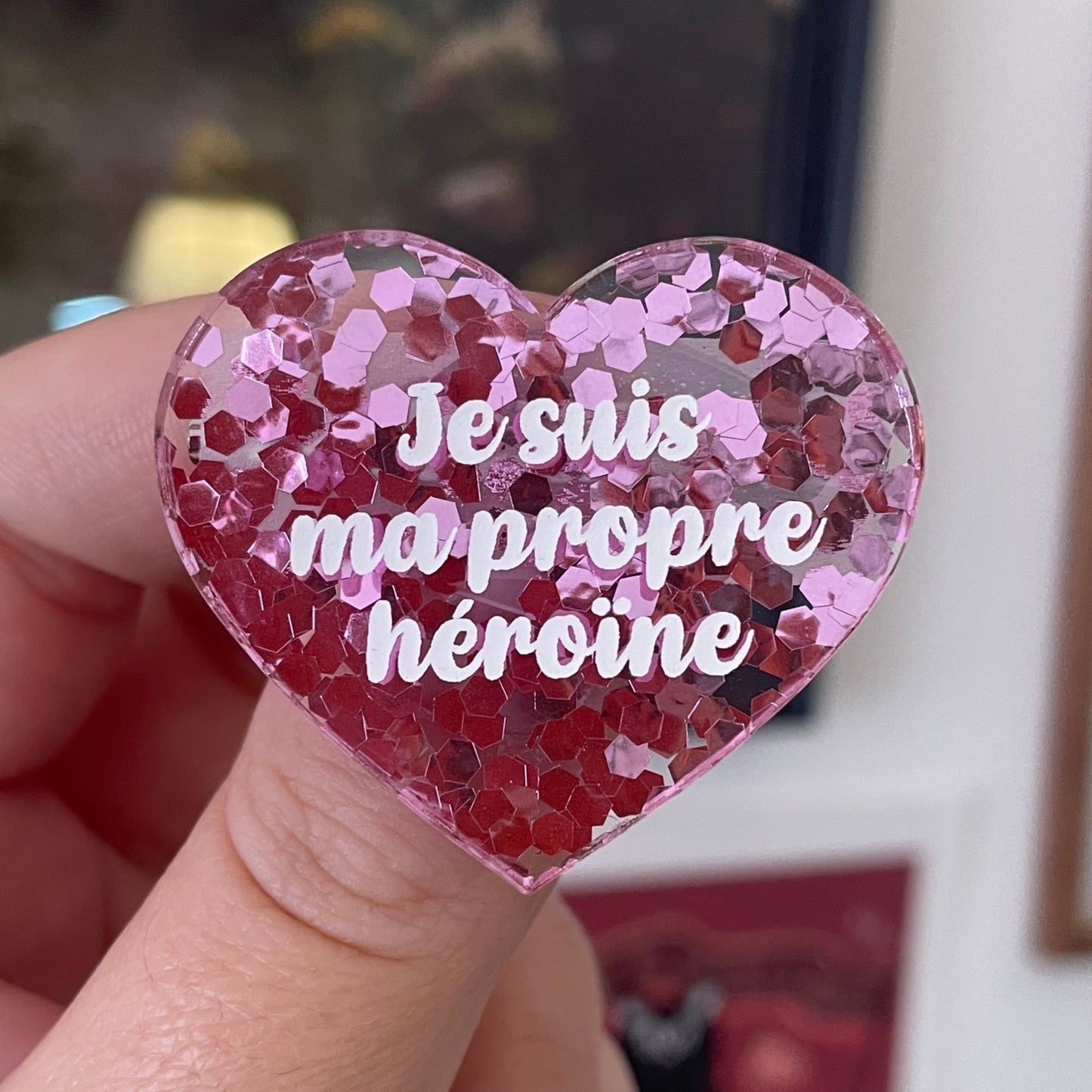 [CONTRÔLE TECHNIQUE] Broche "Je suis ma propre héroïne" en acrylique semi-transparente avec des confettis roses