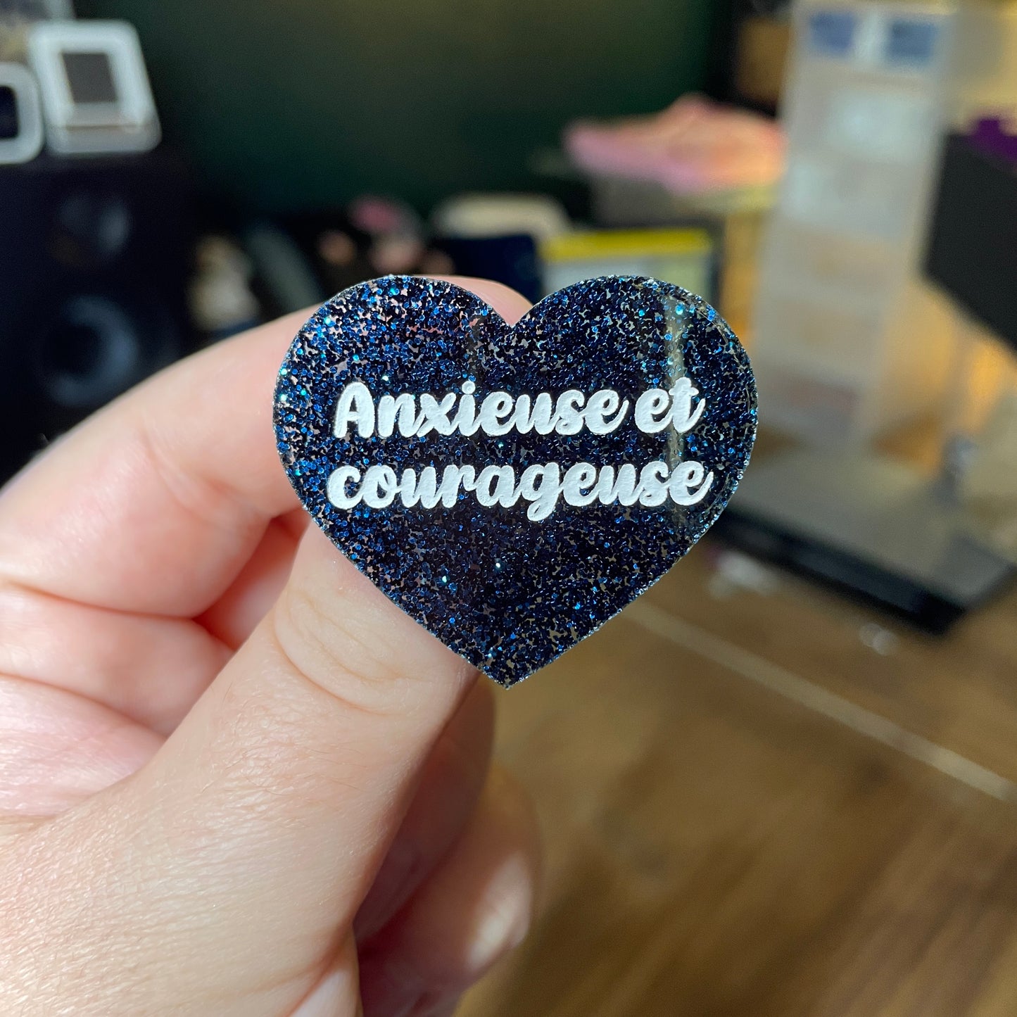 Broche "Anxieuse et courageuse" en acrylique à paillettes bleues