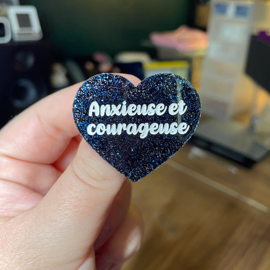 Broche "Anxieuse et courageuse" en acrylique à paillettes bleues
