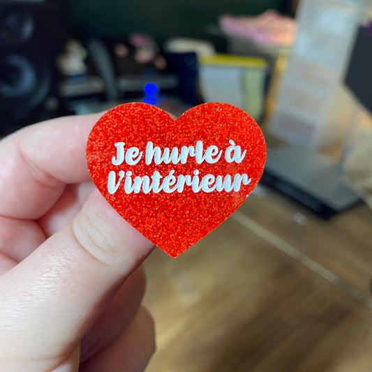 Broche "Je hurle à l'intérieur" en acrylique à paillettes oranges