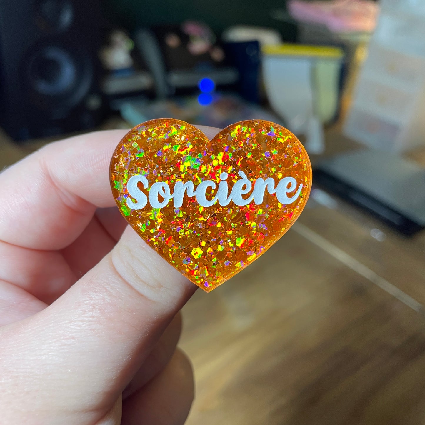 Broche "Sorcière" en acrylique semi transparente à paillettes oranges
