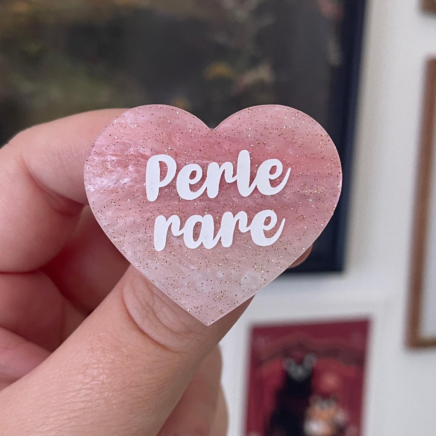 [CONTRÔLE TECHNIQUE] Broche "Perle rare" en acrylique marbrée rose à paillettes