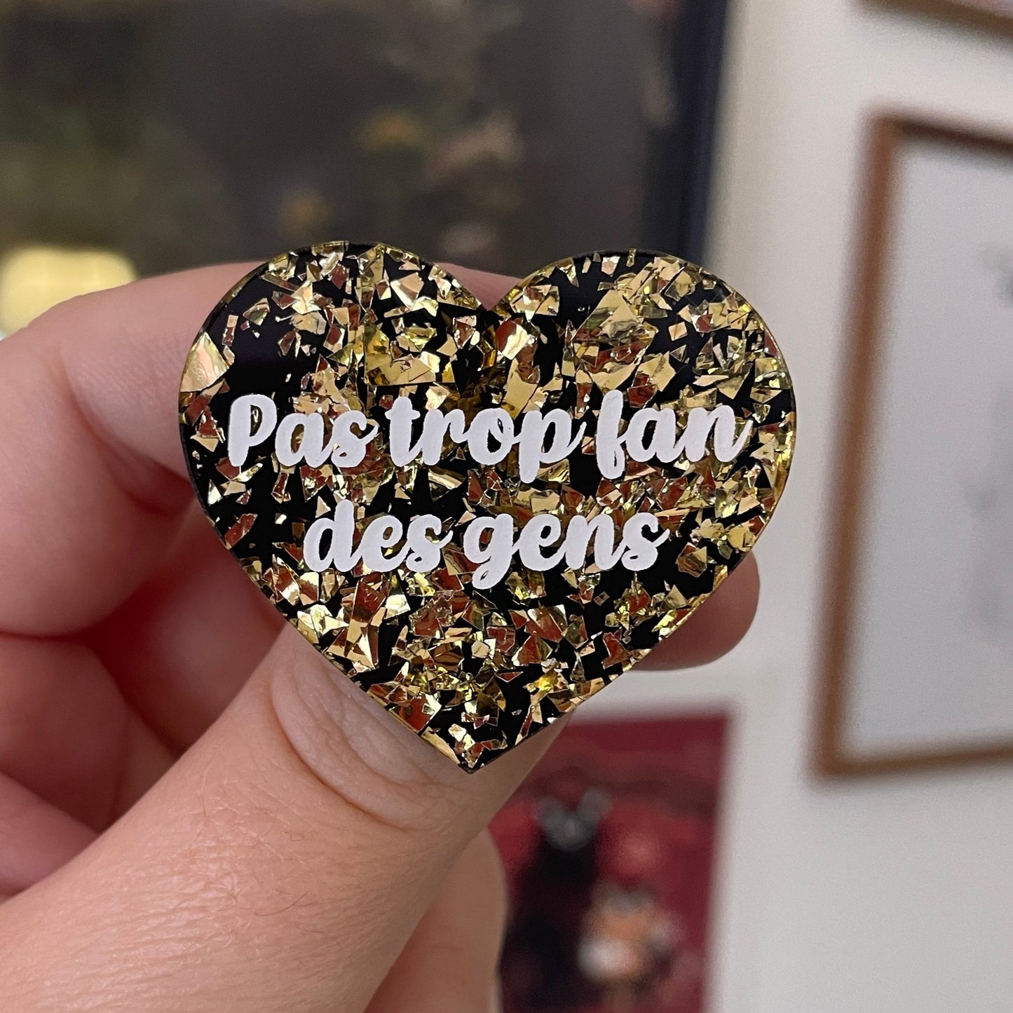 [CONTRÔLE TECHNIQUE] Broche "Pas trop fan des gens" en acrylique noir avec des éclats de confettis doré