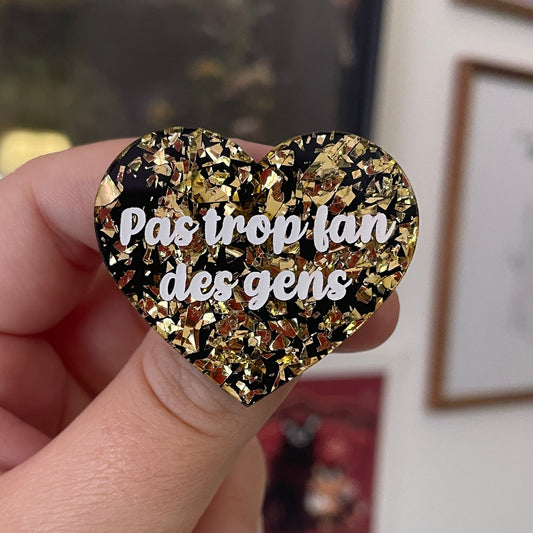 [CONTRÔLE TECHNIQUE] Broche "Pas trop fan des gens" en acrylique noir avec des éclats de confettis doré