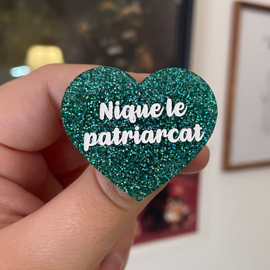 [CONTRÔLE TECHNIQUE] Broche "Nique le patriarcat" en acrylique à paillettes turquoise