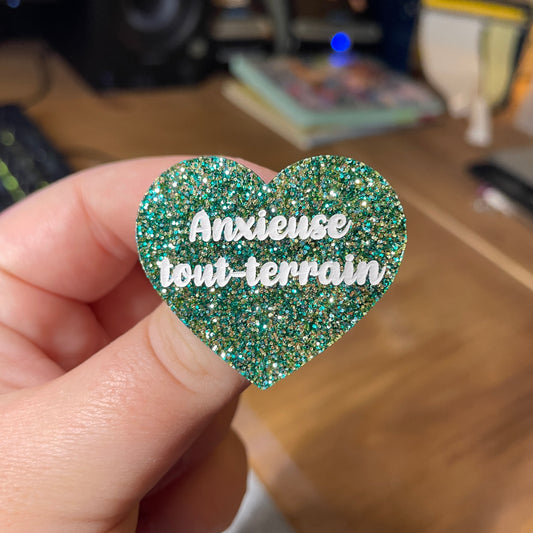 Broche "Anxieuse tout-terrain" en acrylique à paillettes vertes