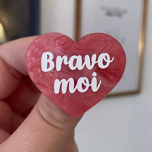 [CONTRÔLE TECHNIQUE] Broche "Bravo moi" en acrylique marbrée rose à paillettes