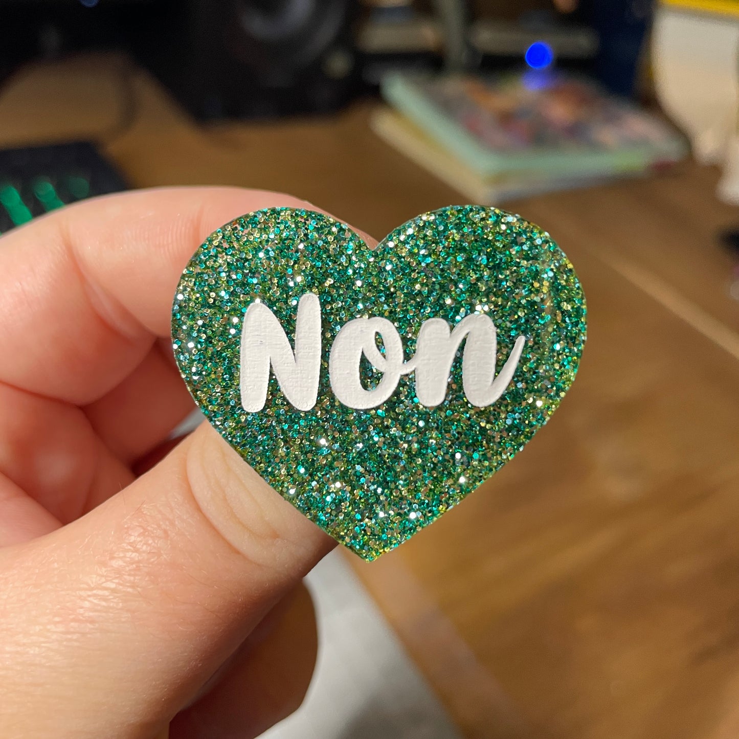 Broche "Non" en acrylique à paillettes vertes