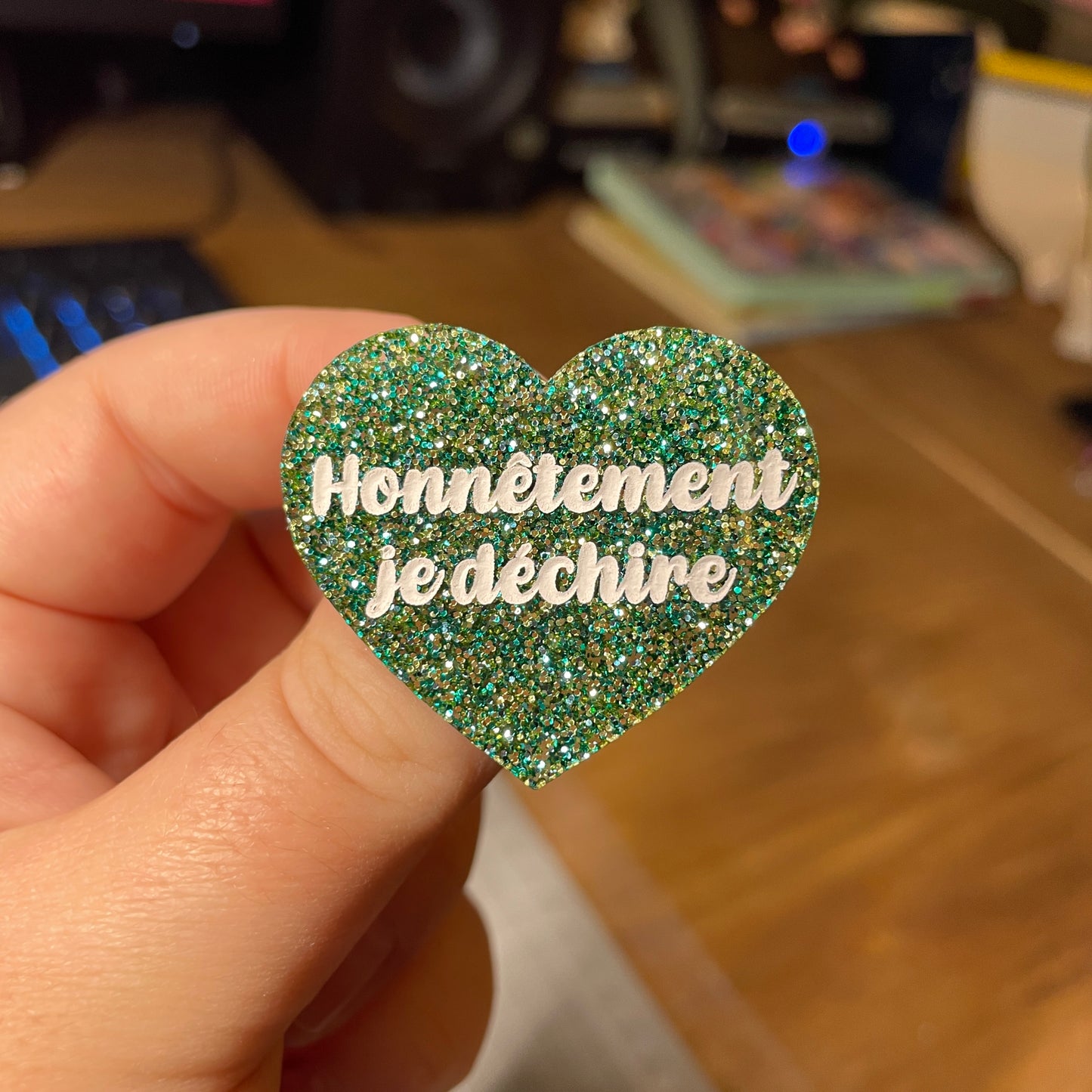 Broche "Honnêtement je déchire" en acrylique à paillettes vertes
