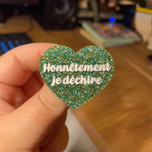 Broche "Honnêtement je déchire" en acrylique à paillettes vertes