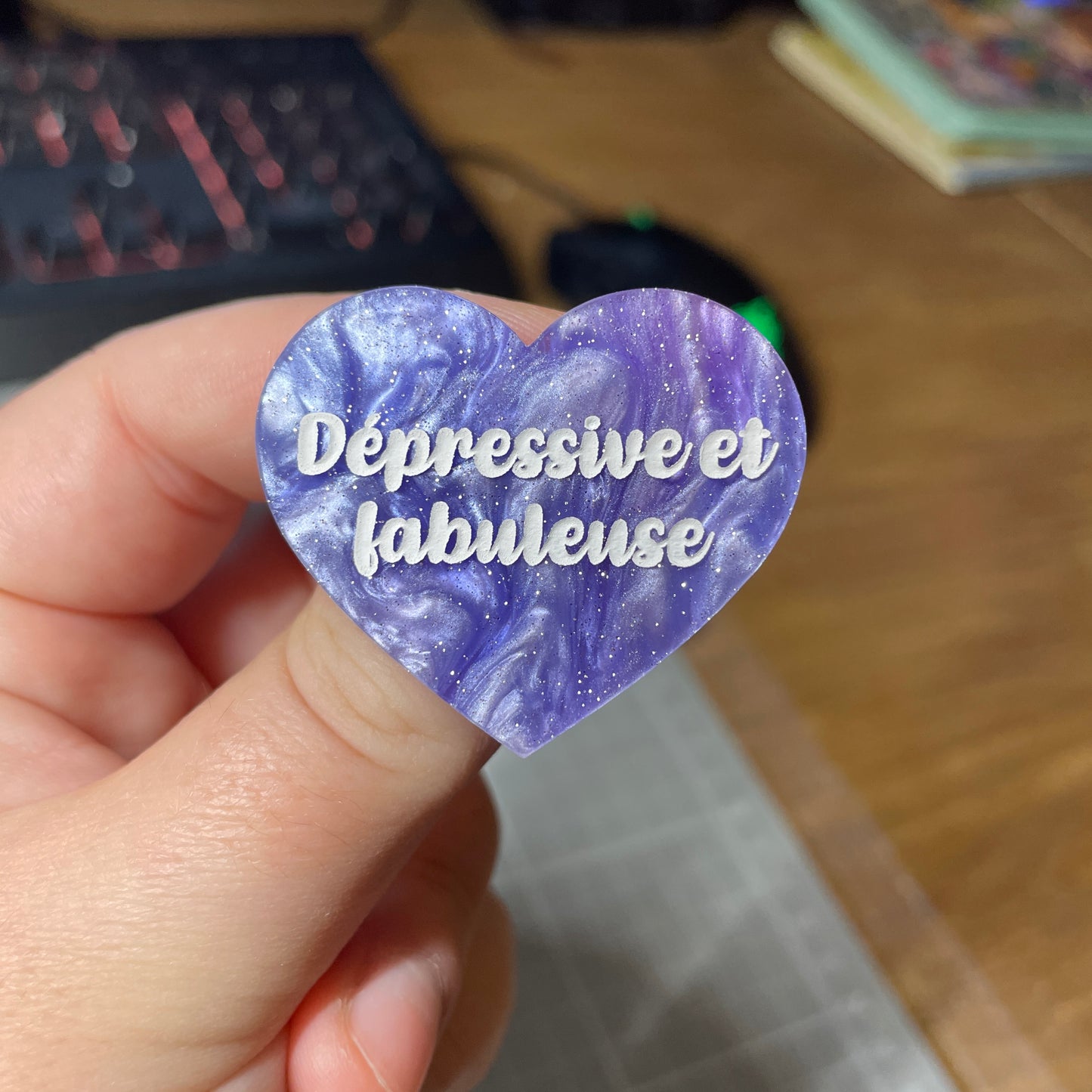 Broche "Dépressive et fabuleuse" en acrylique marbrée bleue, violette et blanche à paillettes