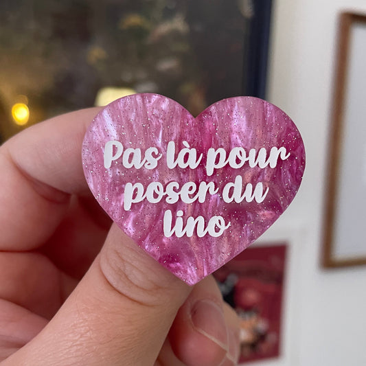 [CONTRÔLE TECHNIQUE] Broche "Pas là pour poser du lino" en acrylique marbrée blanche, grise et rose