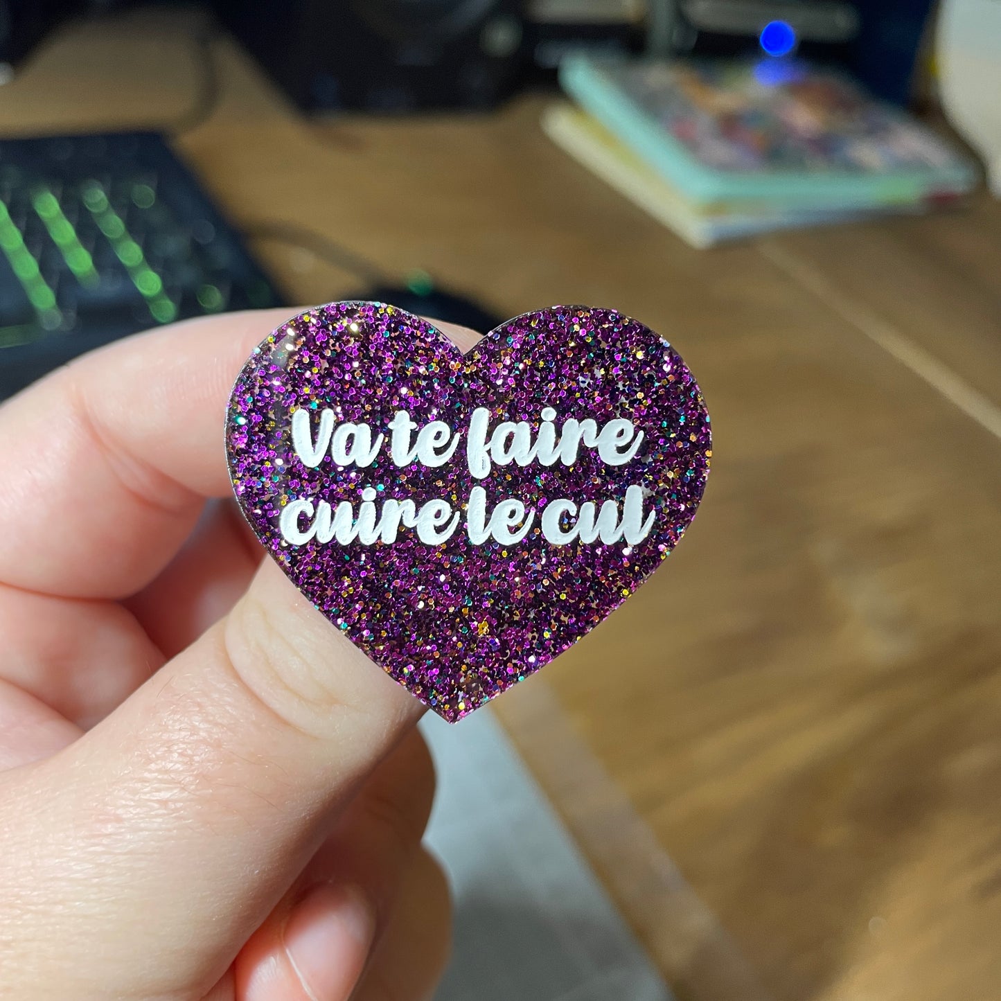 Broche "Va te faire cuire le cul" en acrylique à paillettes violettes
