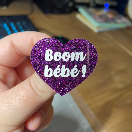 Broche "Boom bébé !" en acrylique à paillettes violettes