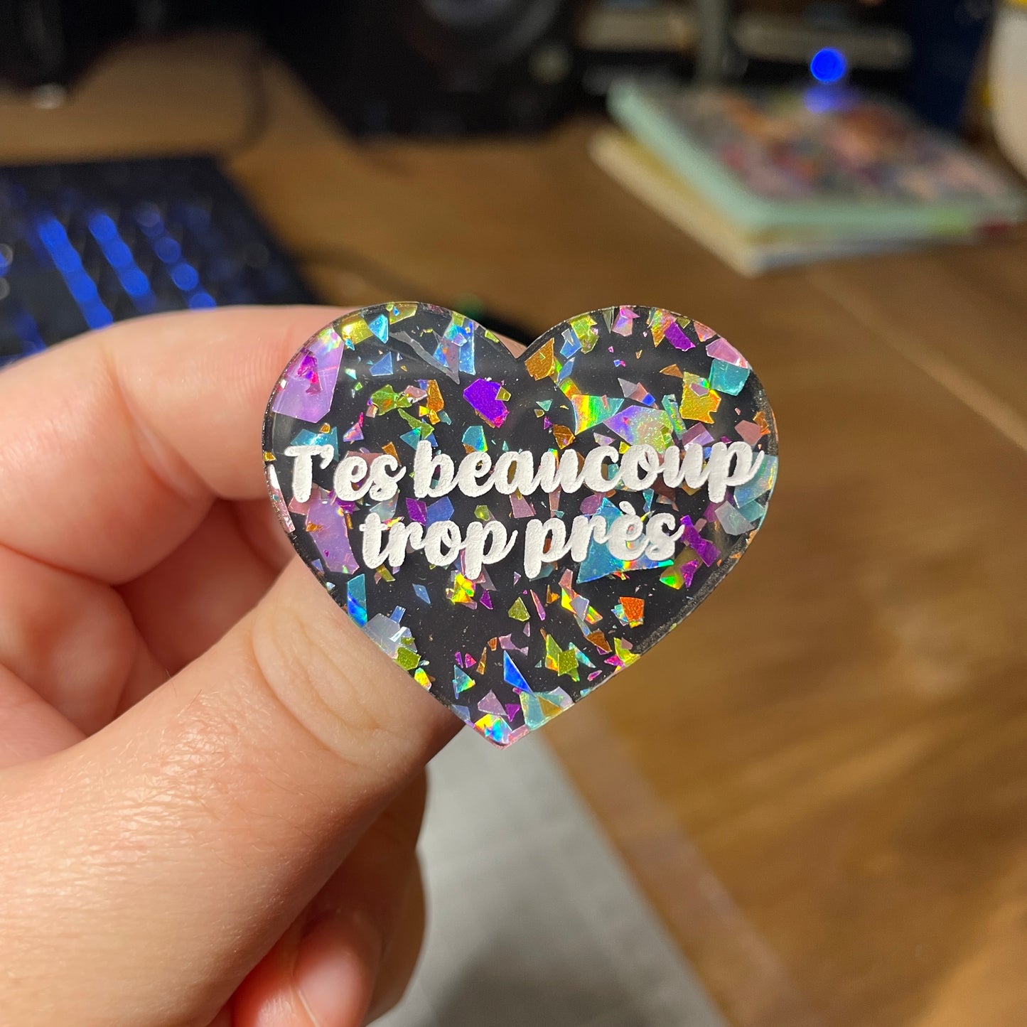 Broche "T'es beaucoup trop près" en acrylique noire avec des éclats de confettis multicolores